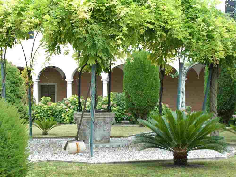 what to visit in the island of san lazzaro degli armeni - cloister of st lazare 