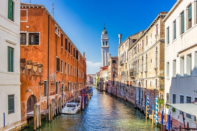 things to do in Castello district in Venice italy - https://pixabay.com/it/photos/venezia-italia-acqua-architettura-4756394/