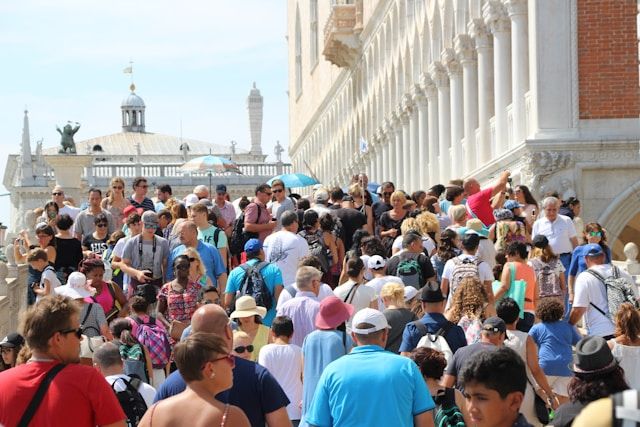 Can i walk to Venice from train station