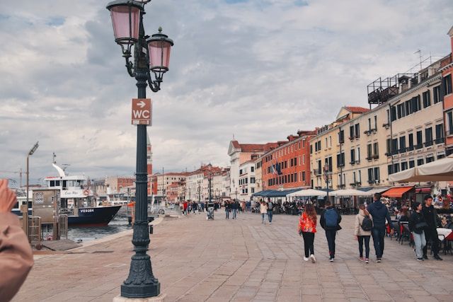 Can i walk to Venice from train station