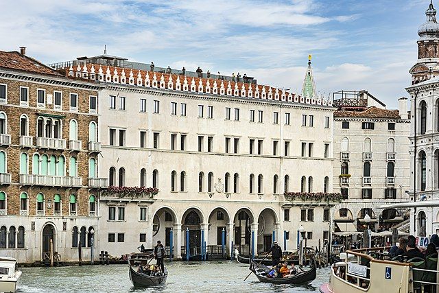 Fondaco dei Tedeschi in Venice closed