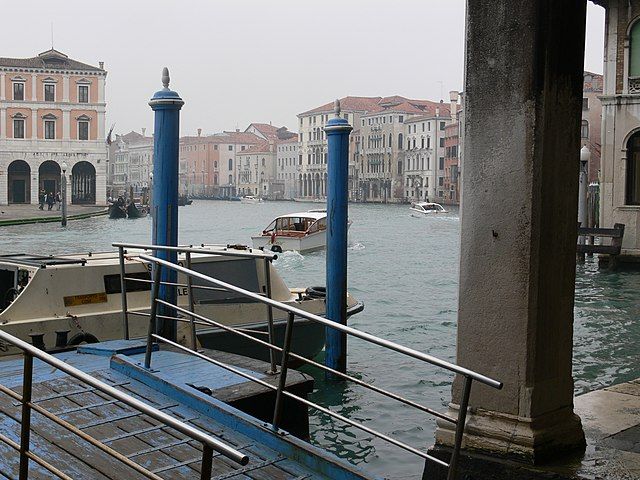 Why is the Fondaco dei Tedeschi in Venice closing