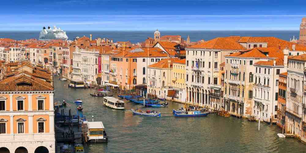 How much is a Water Taxi in Venice: prices and tips