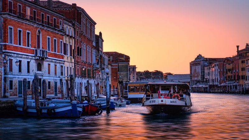 Lift venice by pumping water: here's a solution to save it