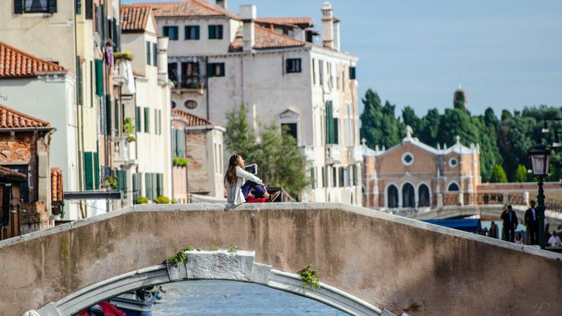 Why are neighborhoods called sestieri in Venice?