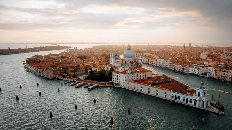 Venice will reopen Marco Polo's direct route with a flight over China