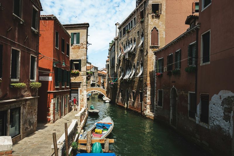 Why the streets of Venice have curious names?