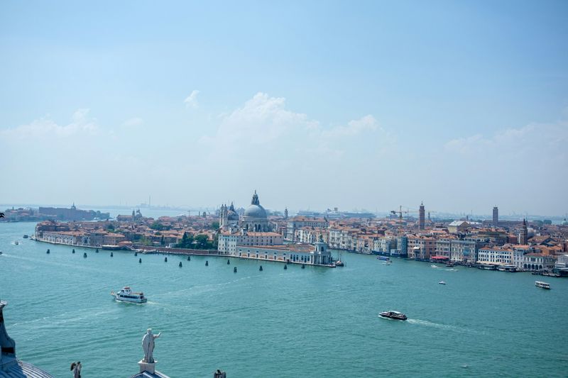 Venice built on logs of wood on stilts: the details